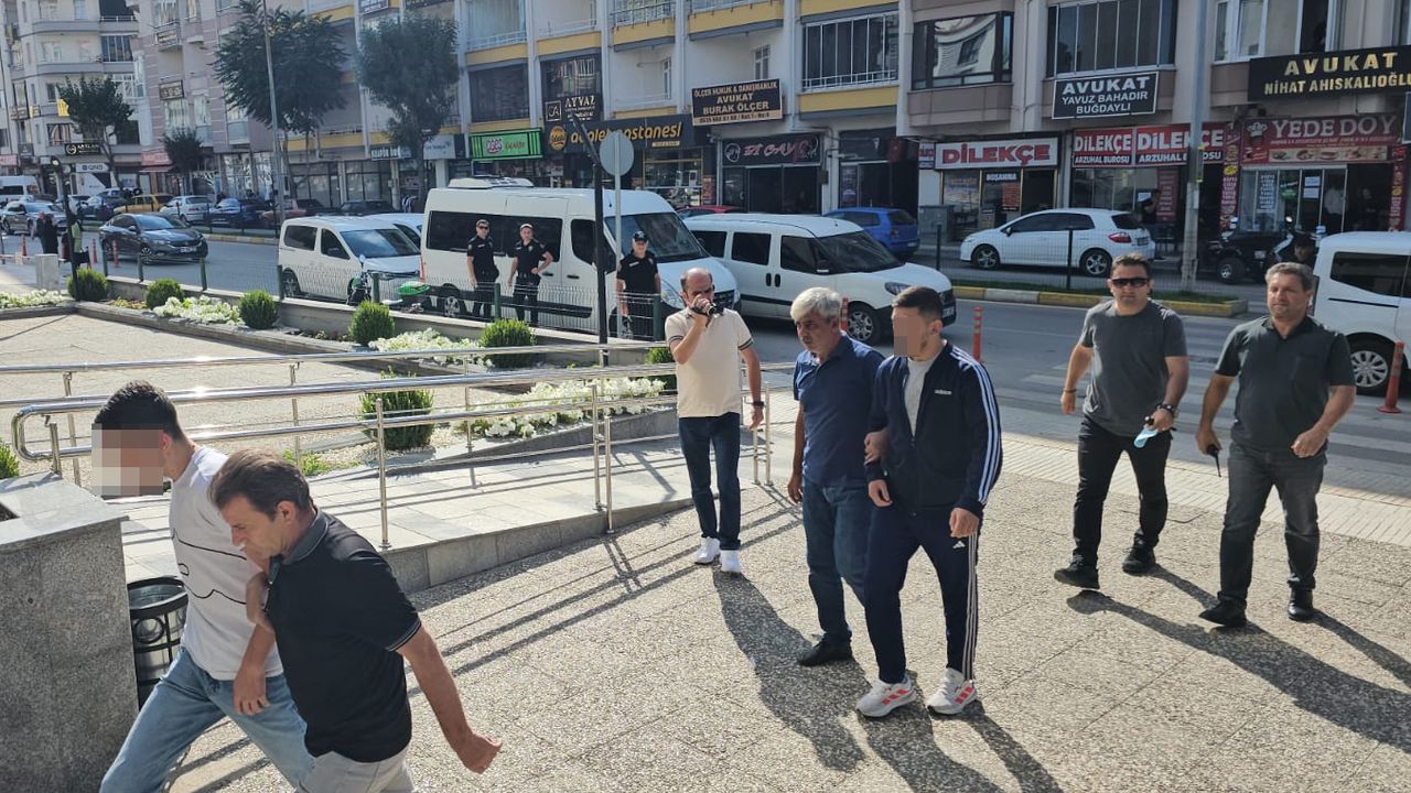 Pankart açan gençler adliyeye sevk edildi