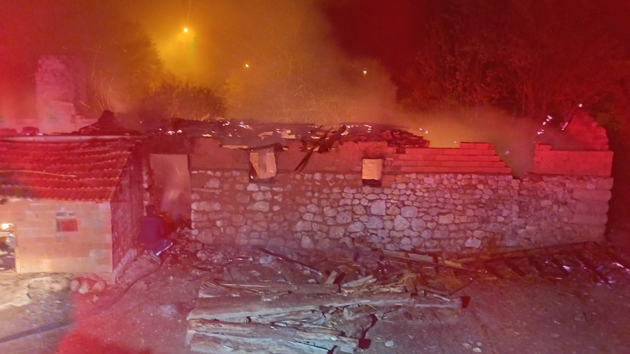 Yangında ahır ve depo kullanılamaz hale geldi