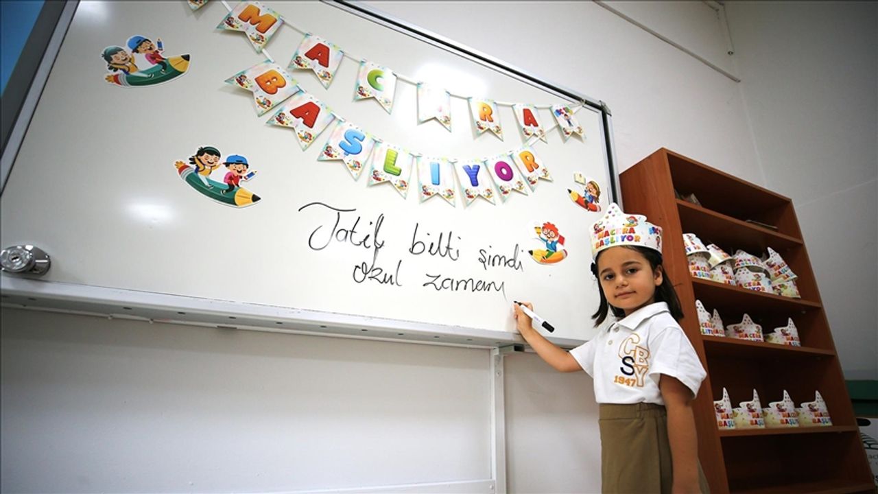 Türkiye genelindeki yaklaşık 18  milyon öğrenci dersbaşı yaptı