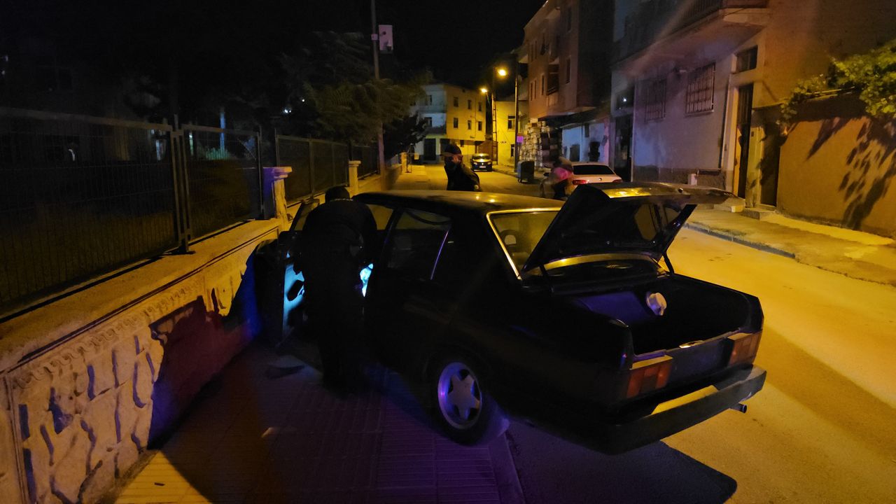 Çorum’da polisten kaçarken kaza yapan araçtan  silah ve sentetik ecza çıktı