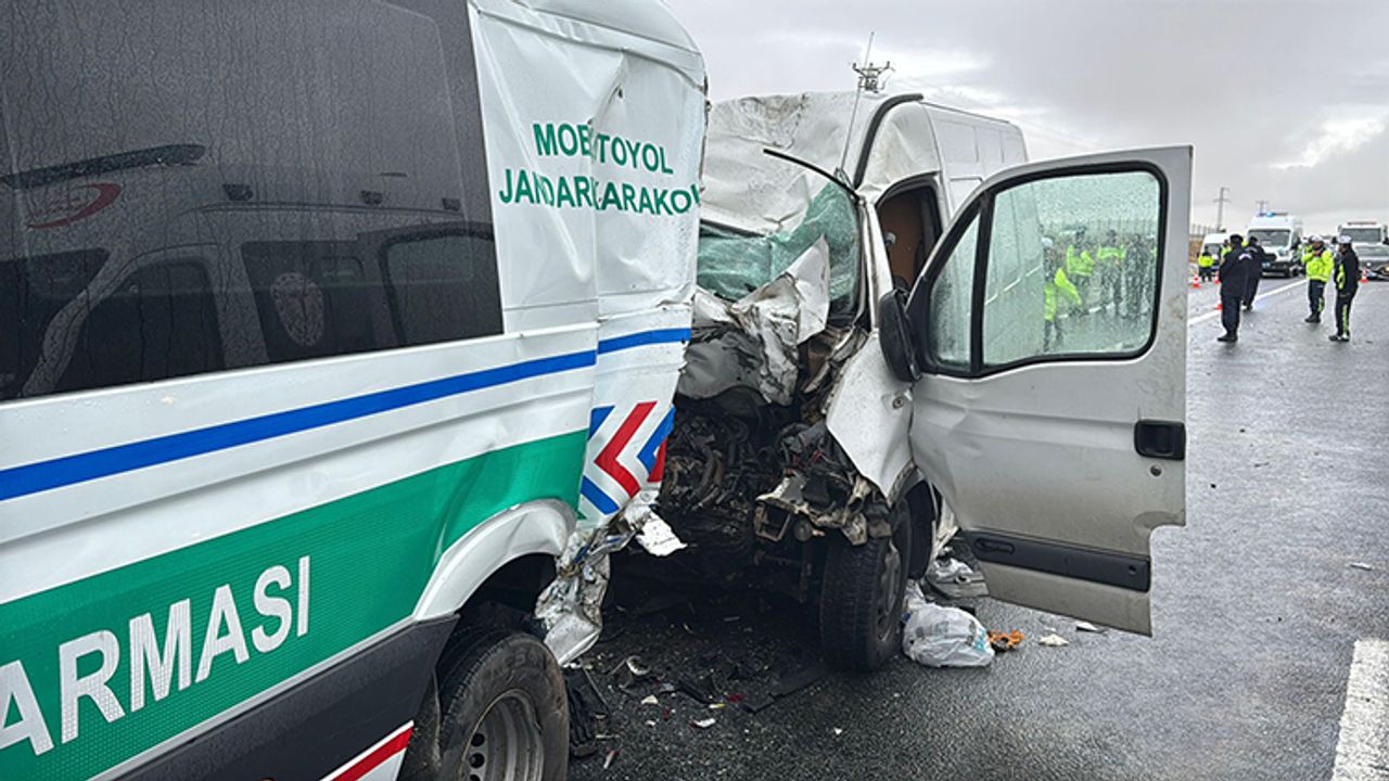 Trafik kazasında 2 asker şehit oldu, 1 kişi hayatını kaybetti