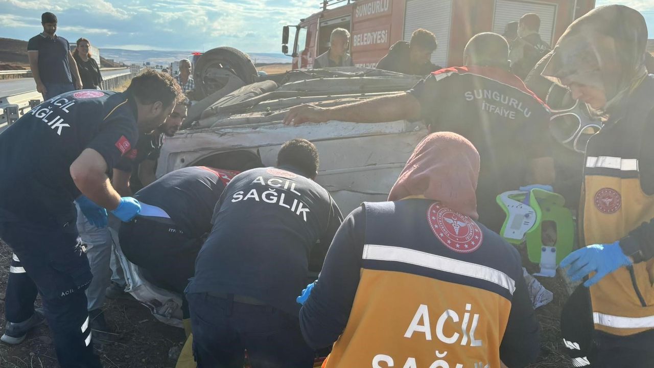 Takla atan otomobil hurdaya döndü: 3 yaralı