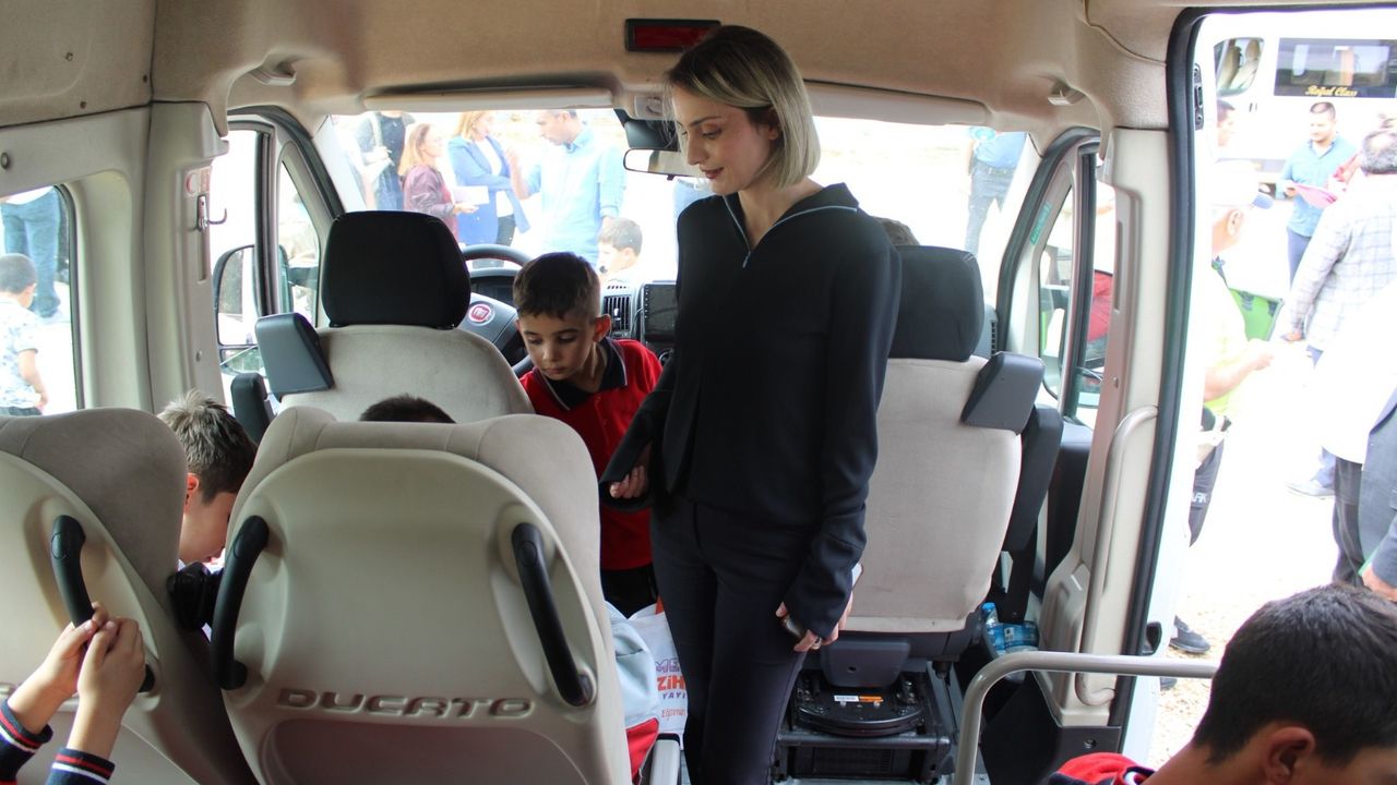Kaymakam Nayman'dan okul servis araçlarına denetim