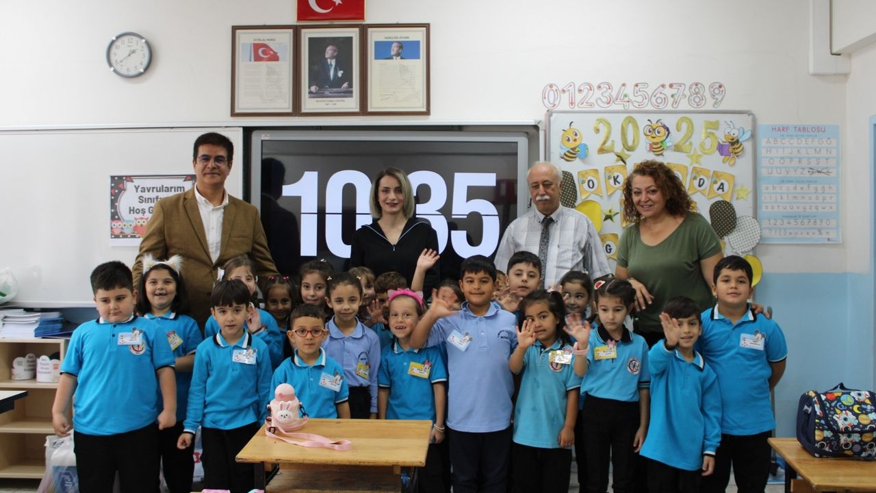Öğrencilerin ilk ders heyecanına ortak oldu
