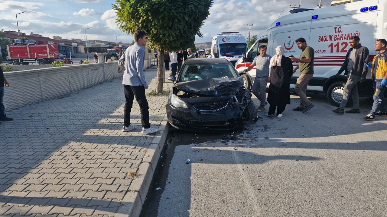 Hafif ticari araç ile otomobil çarpıştı: 3 yaralı