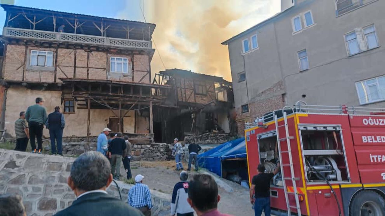 Çorum'da yangın: 1 kişi yaralandı, 3 ev kullanılamaz hale geldi