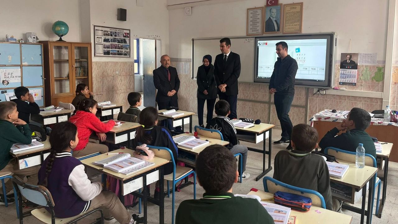 Kaymakam Köksal  köyde sorun dinledi