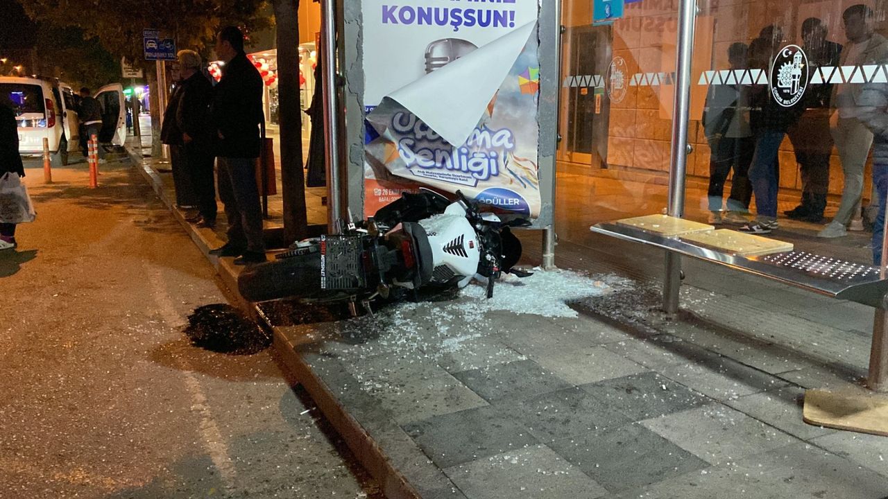 Otomobille çarpışan motosiklet  otobüs durağına daldı: 1 yaralı