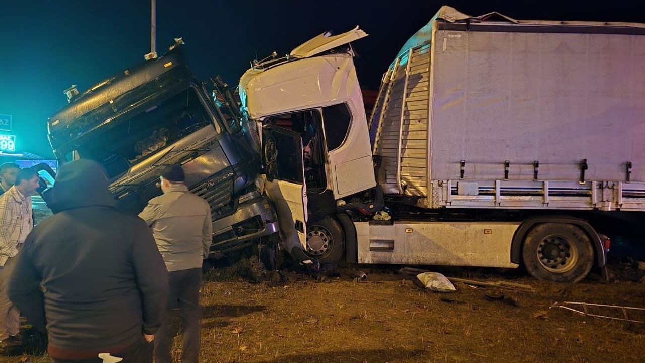 Komşuda feci kaza: 2 tır kavşakta çarpıştı