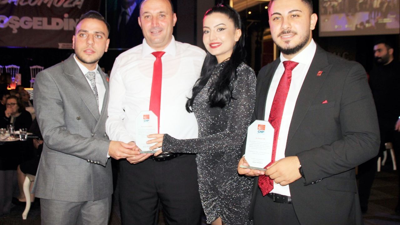 CHP’ye katkı sunanlara plaket