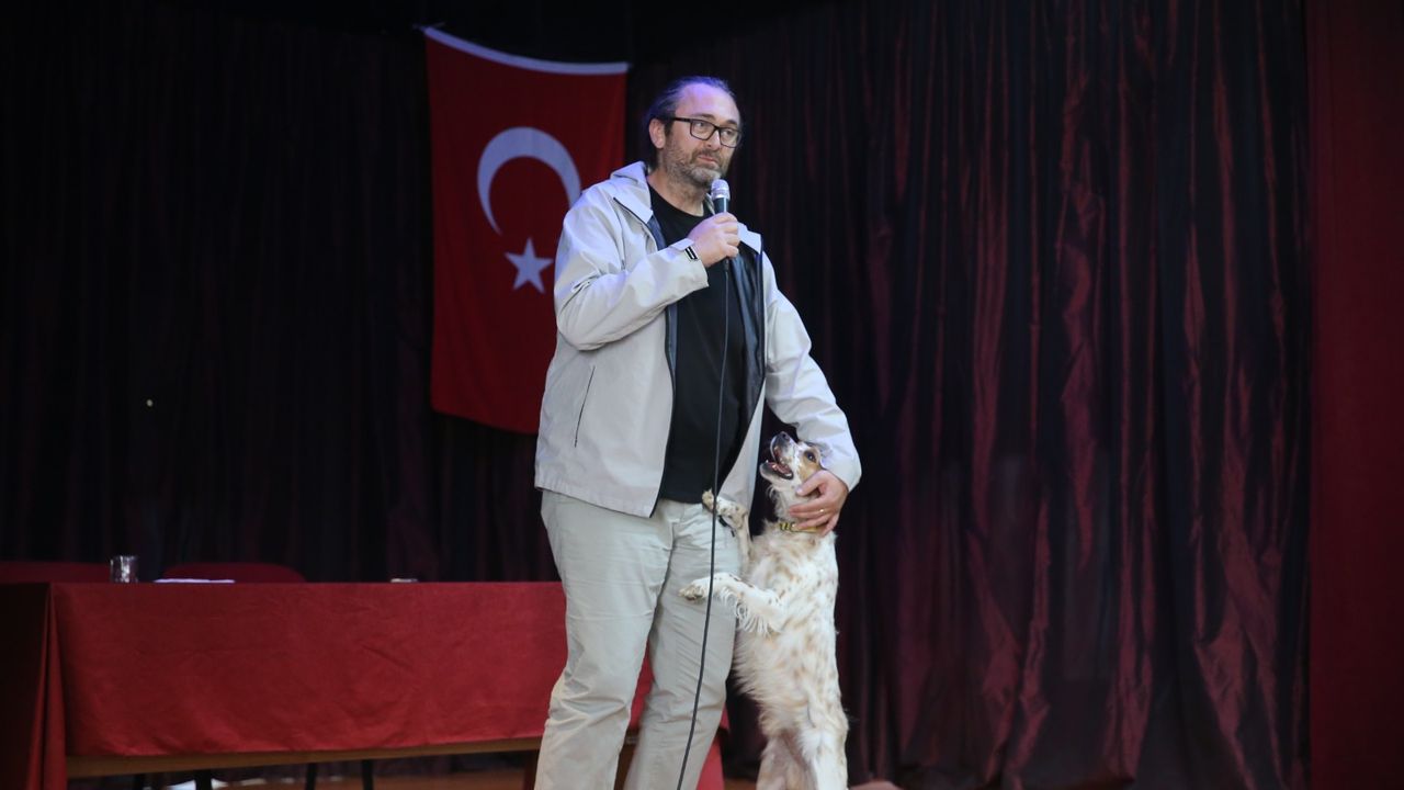 Senarist Arıkoğlu, köpeği “Şeker” ile katıldığı  söyleşilerde evcil hayvanlara dikkat çekiyor