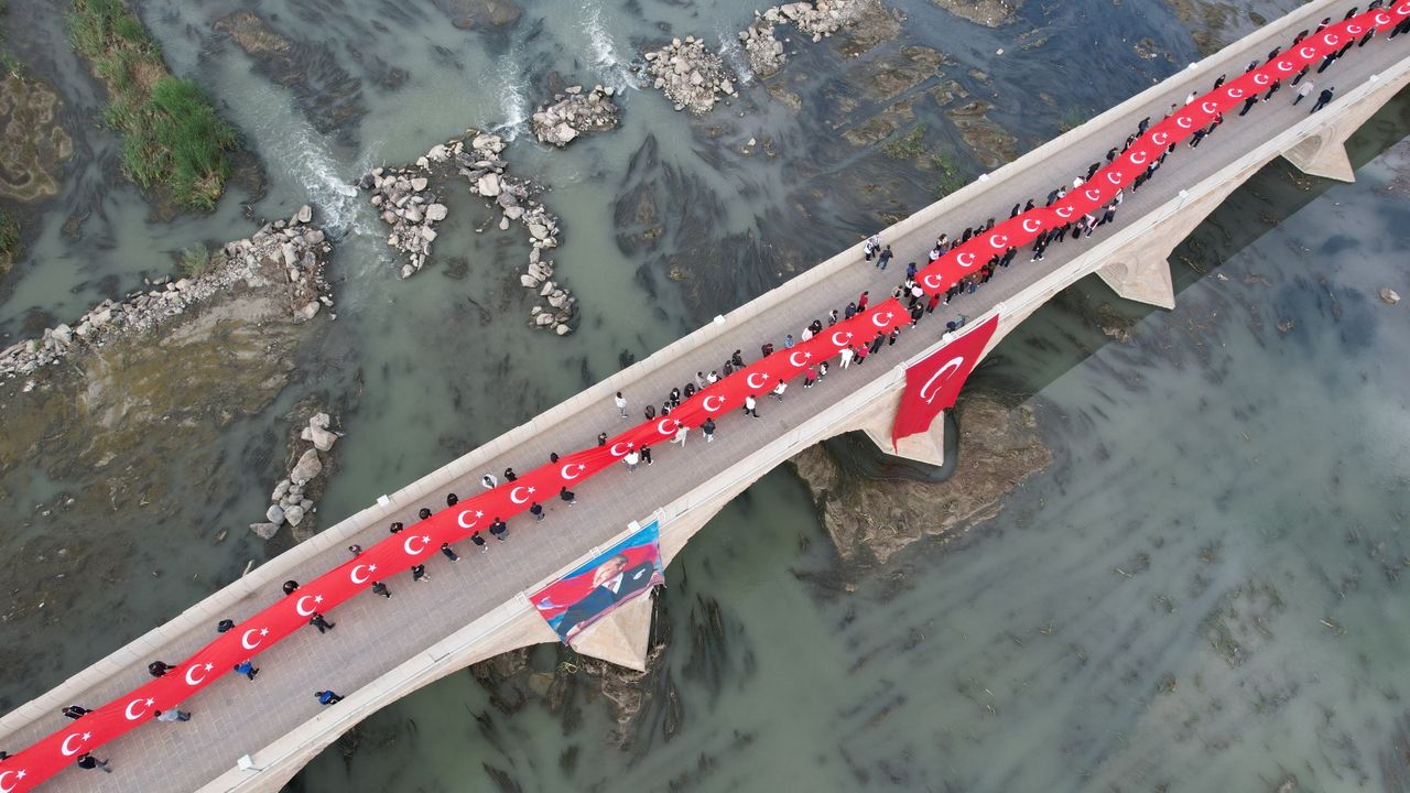 102 metrelik Türk bayrağı ile yürüdüler