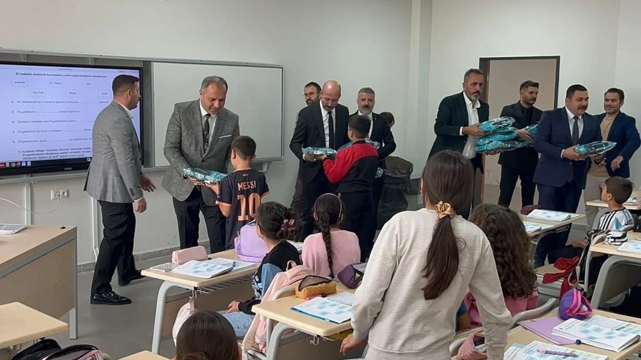 Devlet Bahçeli’den  öğrencilere forma