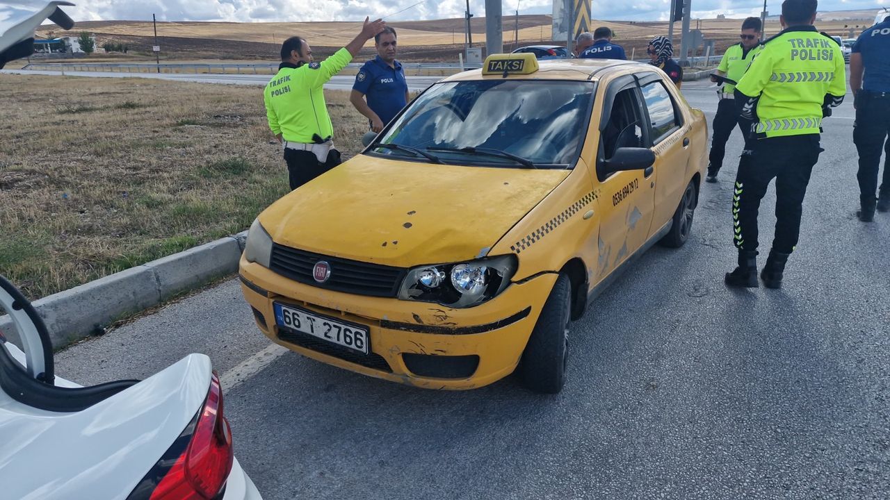 Ticari taksi ile üç tekerlekli  motosiklet çarpıştı: 1 yaralı