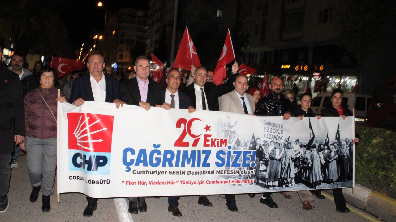 CHP’den coşkulu fener alayı