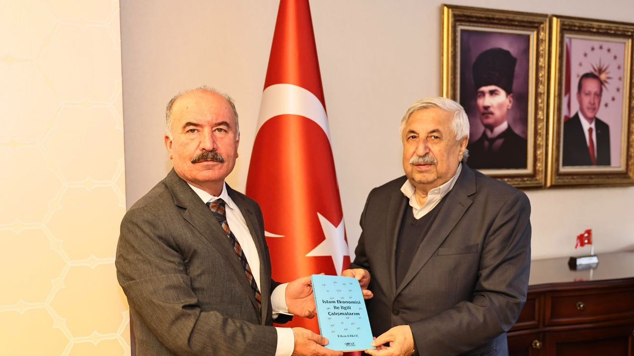 Erkoç’dan Vali Çalgan  ve Başkan Aşgın’a kitap