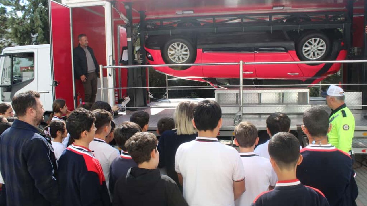 Mecitözü'nde emniyet kemeri  simülasyon aracıyla eğitim yapıldı