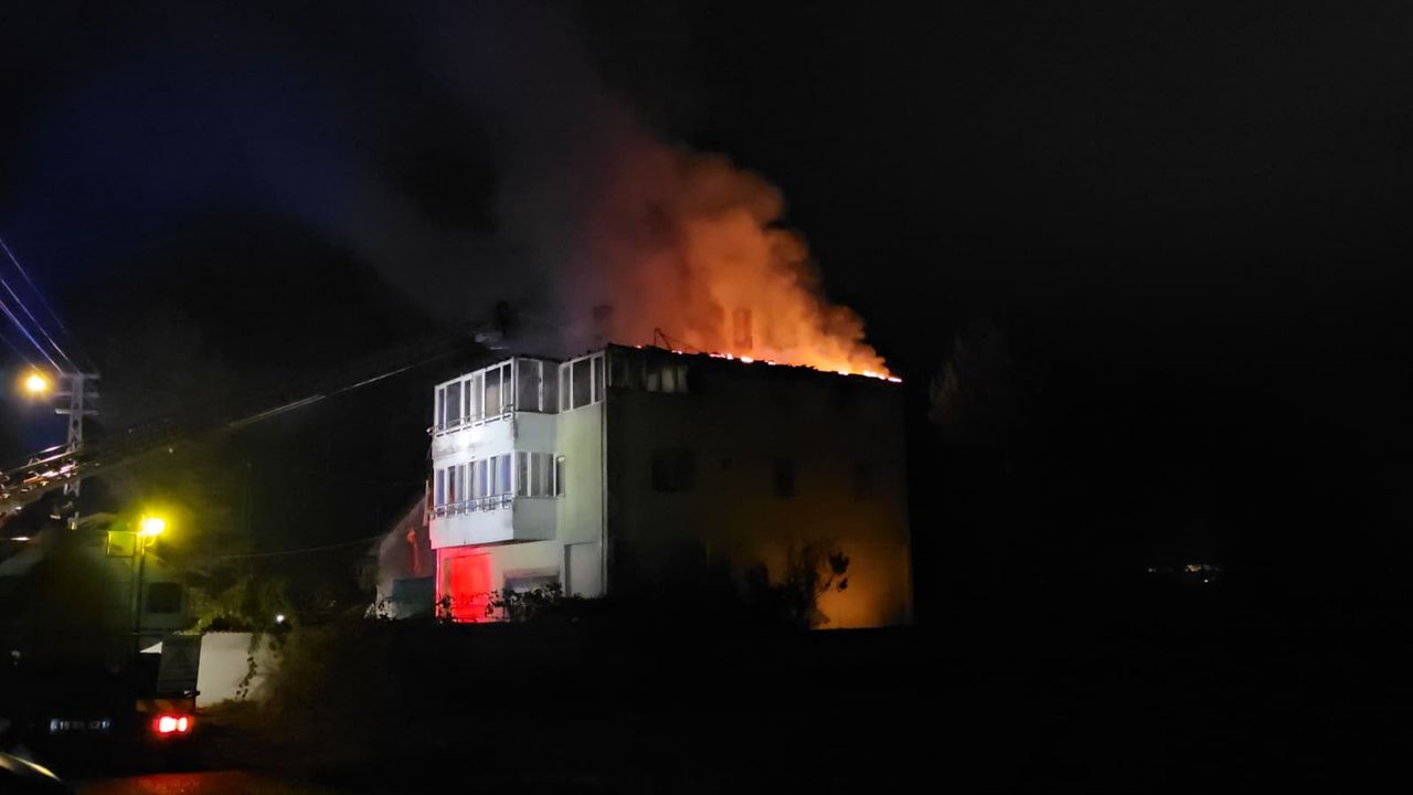 Çorum’da yıldırım düşen iki katlı evde yangın çıktı