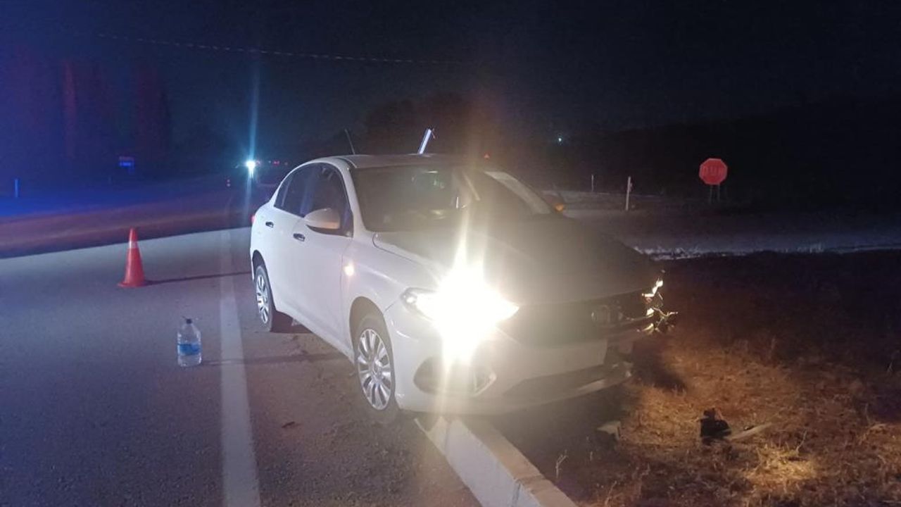 Çorum'da otomobil refüje çarptı: Araçtakiler hafif sıyrıklarla kurtuldu