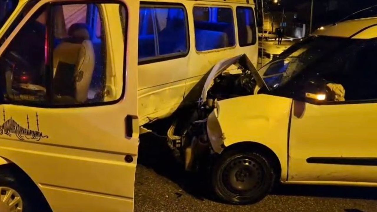Kaza yapan sürücü aracını bırakıp kaçtı!