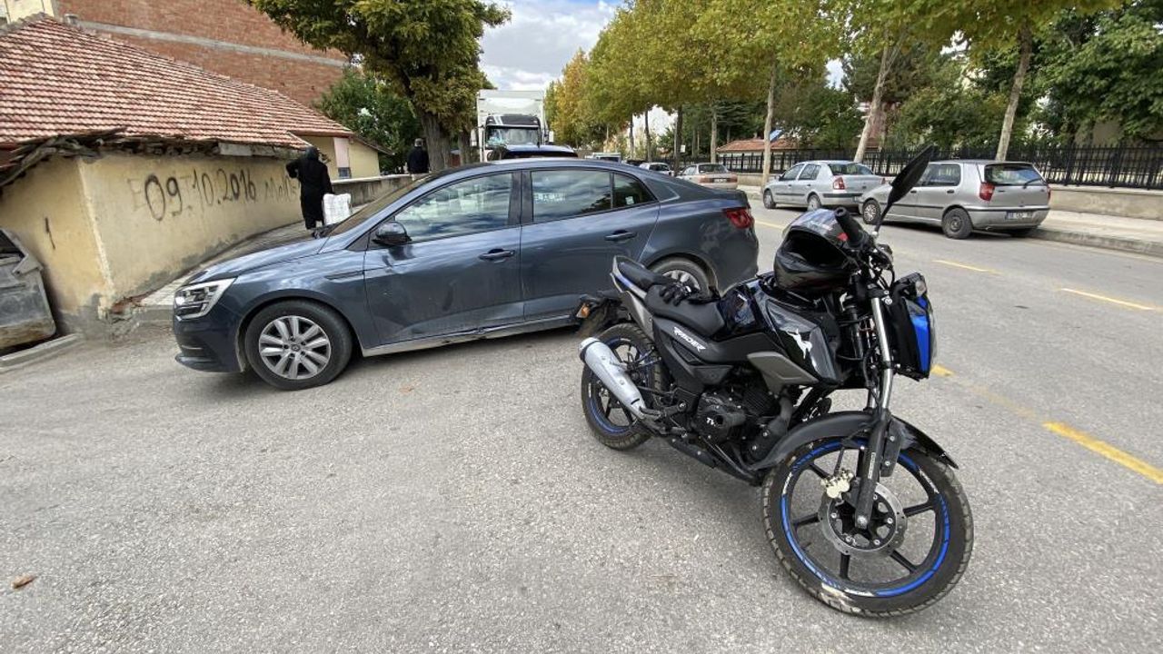 Motosiklet ile otomobil çarpıştı: 1 yaralı