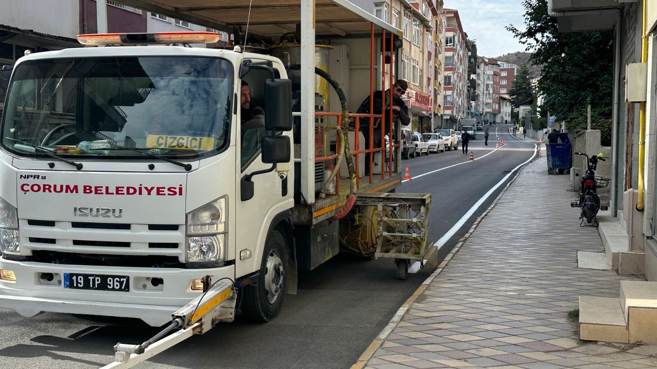 İskilip’te yolların  çizgileri yapılıyor
