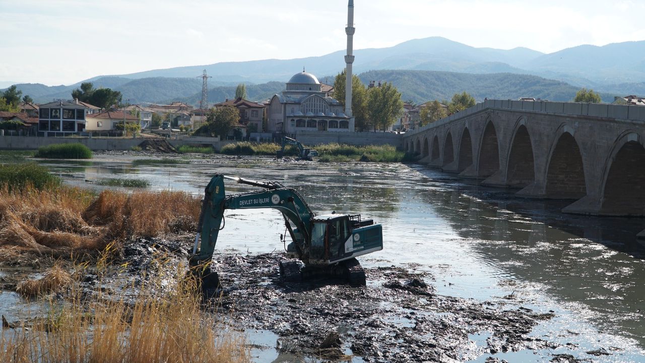 Kızılırmak'ta temizlik  çalışması başladı