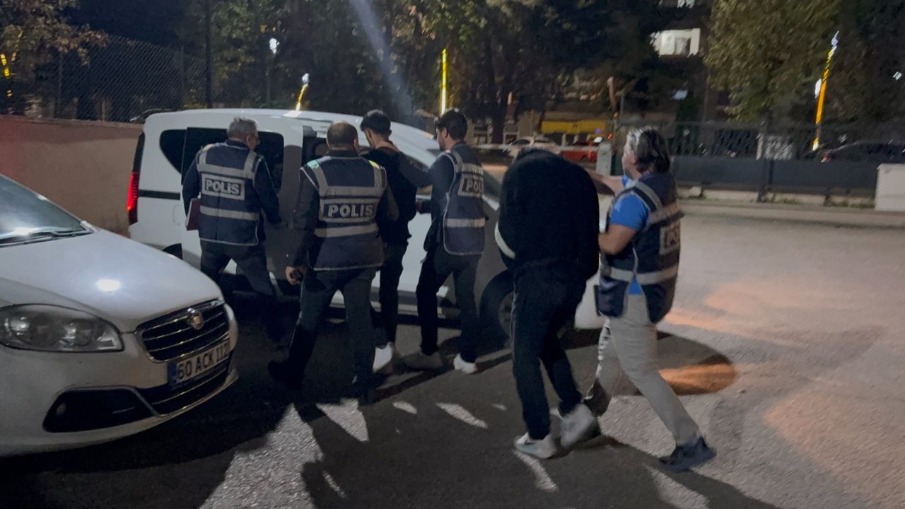 İki vatandaşı 1 milyon 800 bin TL dolandırdılar, polisin takibiyle yakalandılar