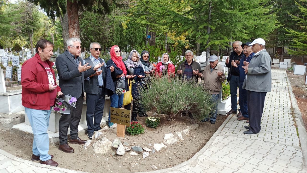 Efsane folklorcu Bahri  Ertek kabri başında anıldı