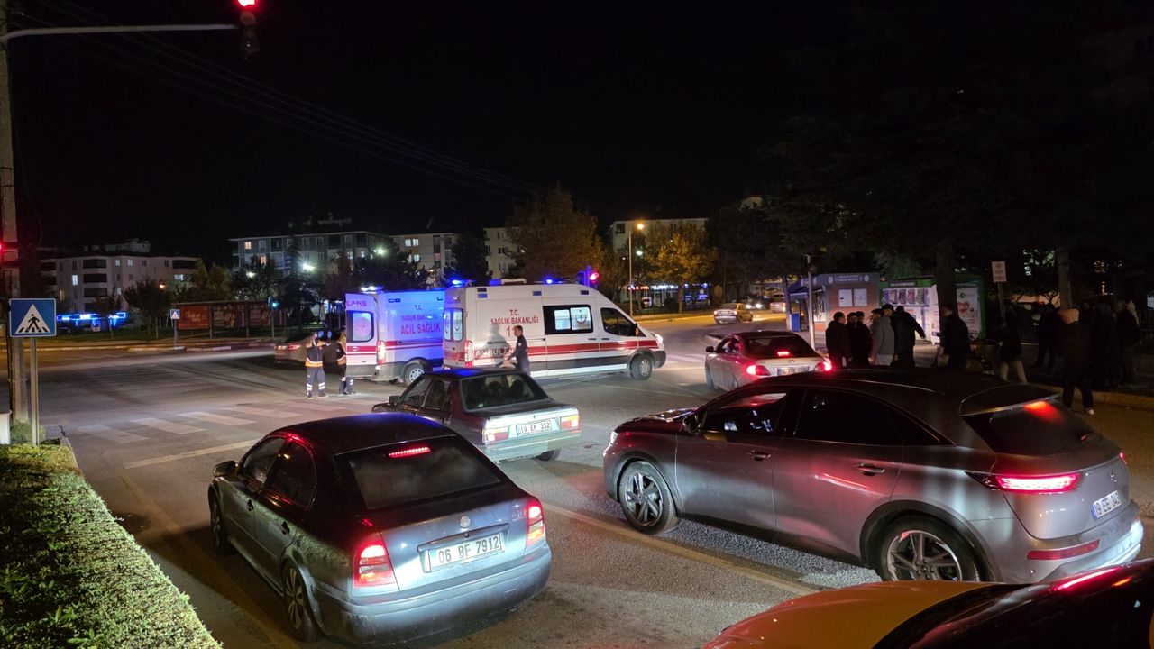 Motosiklet devrildi,  2 kişi yaralandı