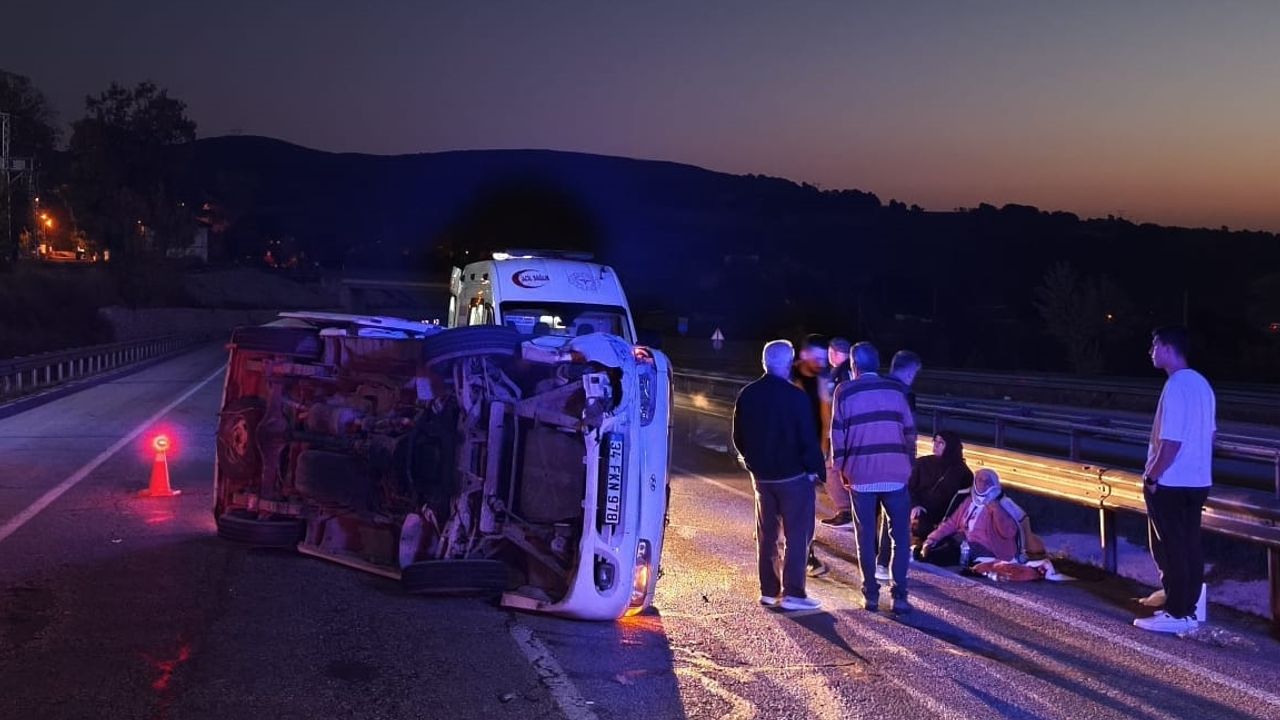 Otomobil ile minibüs  çarpıştı, 9 kişi yaralandı