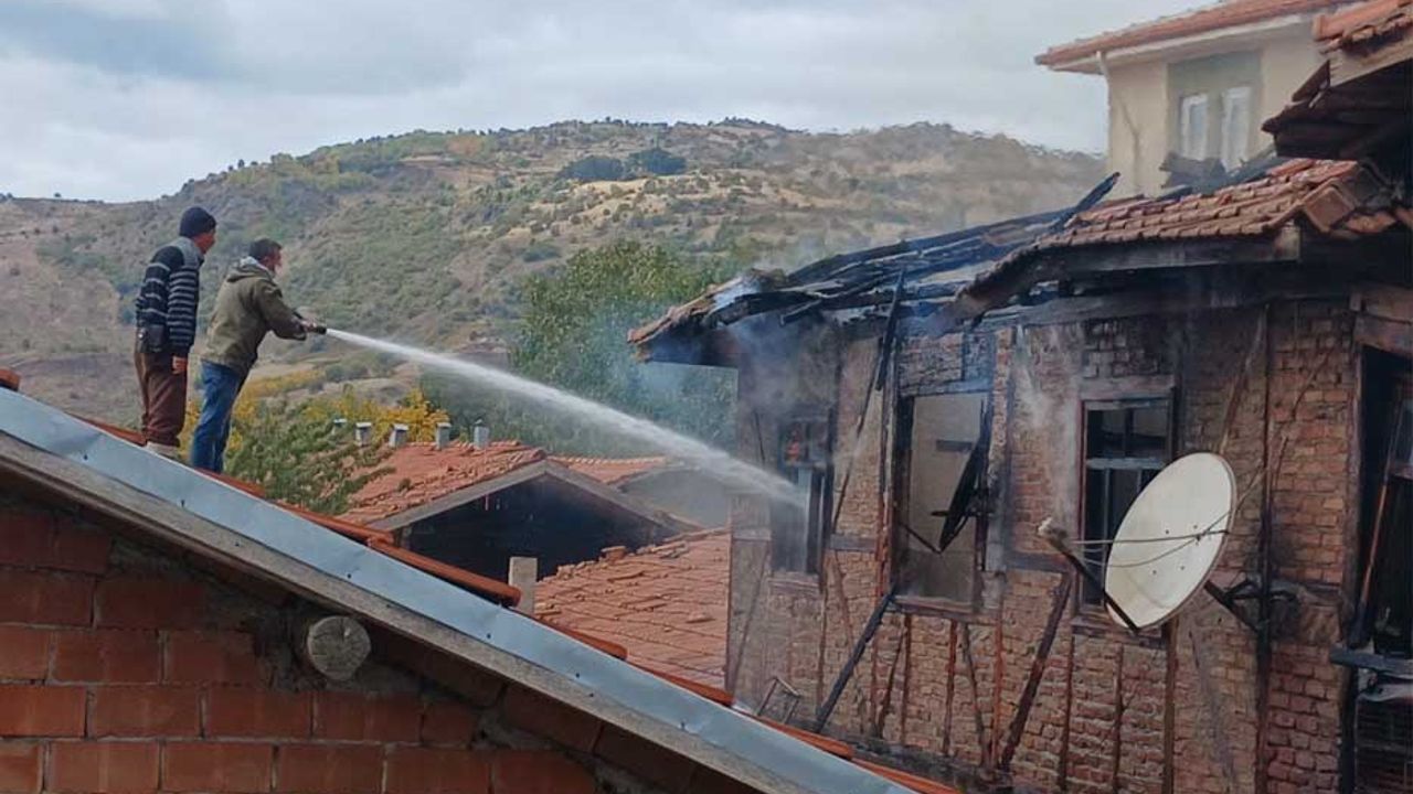Oğuzlar'da yanan ev kullanılamaz hale geldi