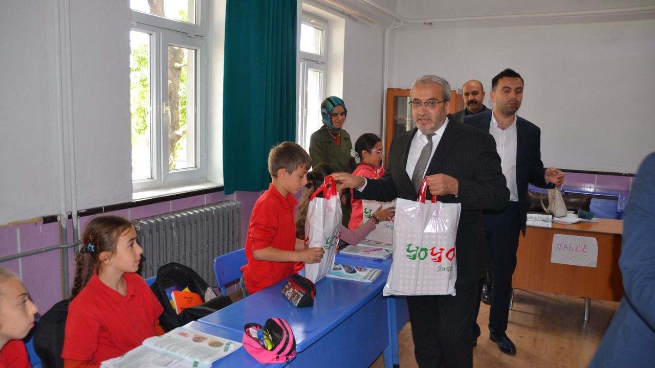 Yıldırım Beyazıt Ortaokulu'ndan  kardeş okula kırtasiye desteği