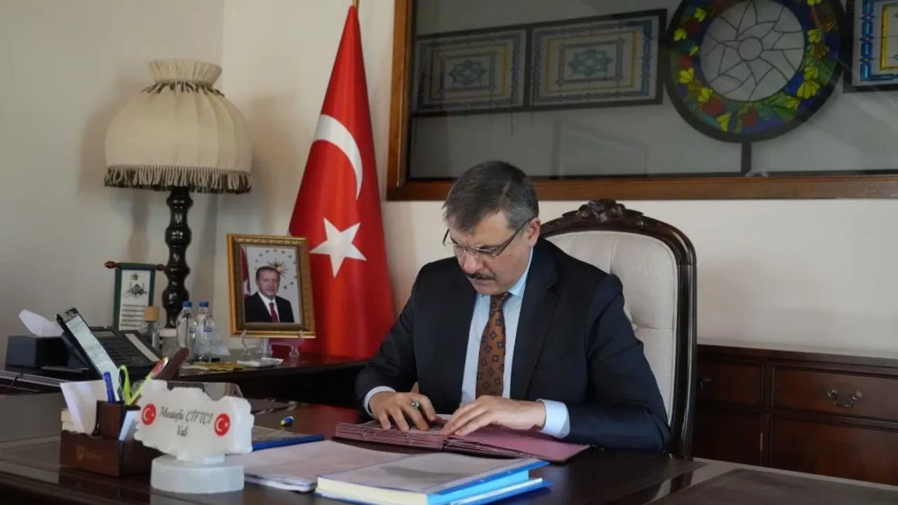 Her hafta mesaisine o tarihi binada başlıyor