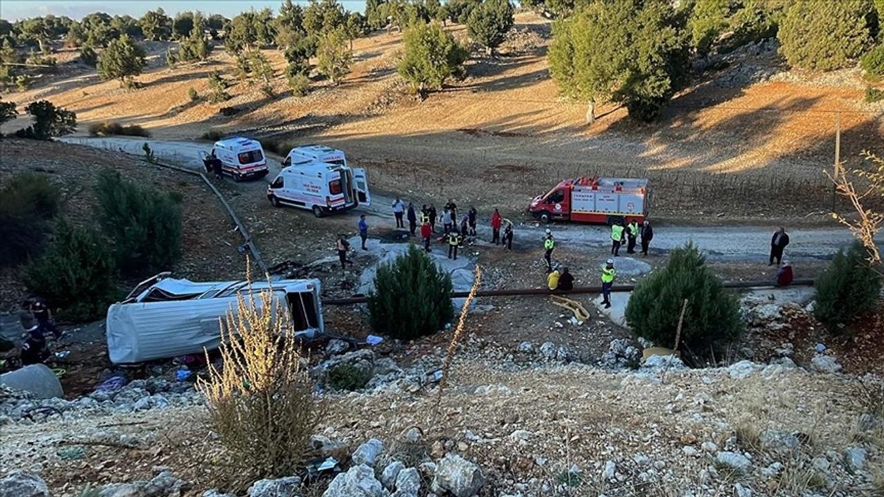 İşçi servisi devrildi: 5 ölü, 14 kişi yaralı