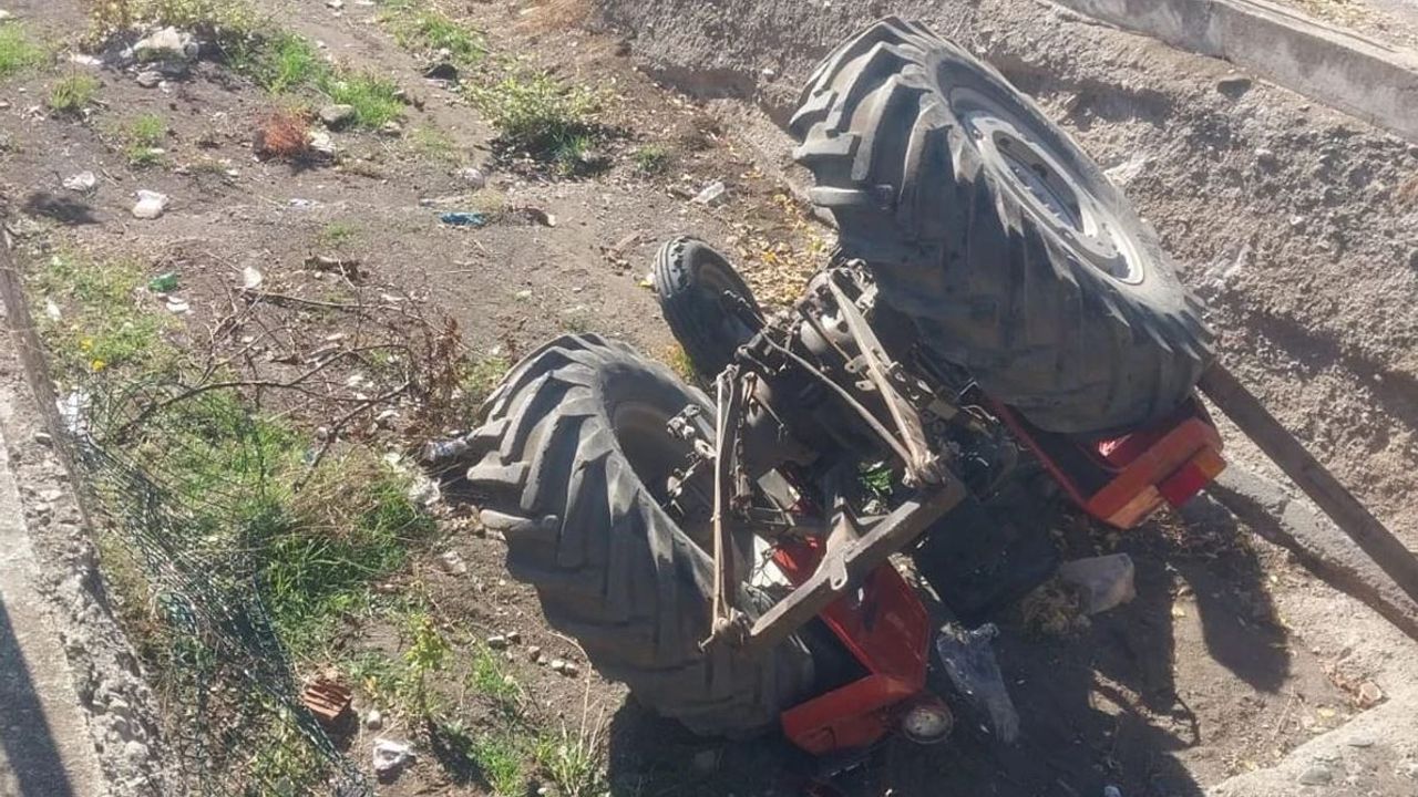 Traktör dereye düştü: Sürücünün durumu ağır