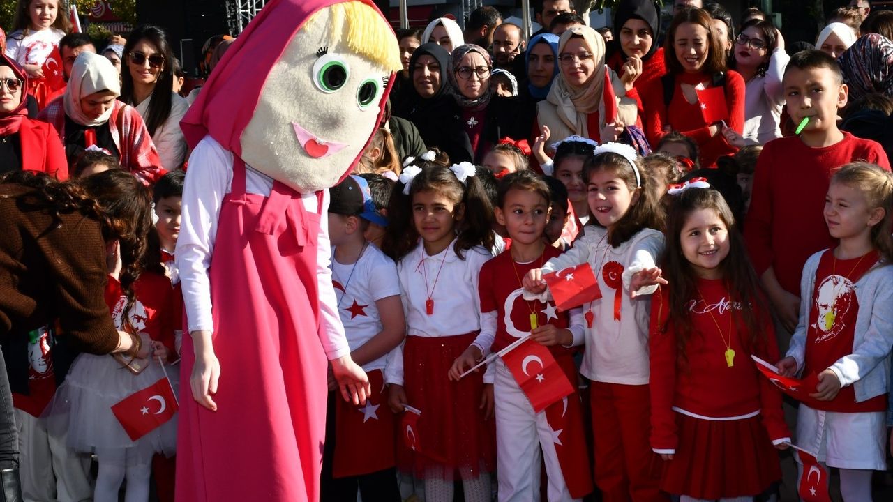 Minik çocuklar Cumhuriyet coşkusunu meydanlara taşıdı