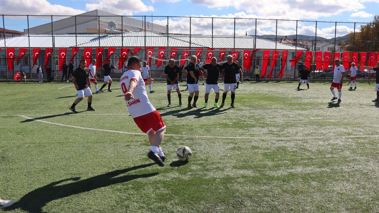 Sungurlu’da veteranlar gösteri maçı yaptı