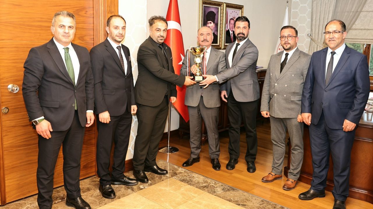 Çalgan şampiyonları makamında ağırladı