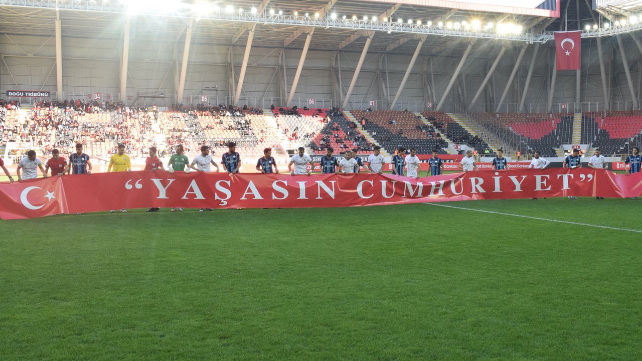 Cumhuriyet pankartı ile çıktılar