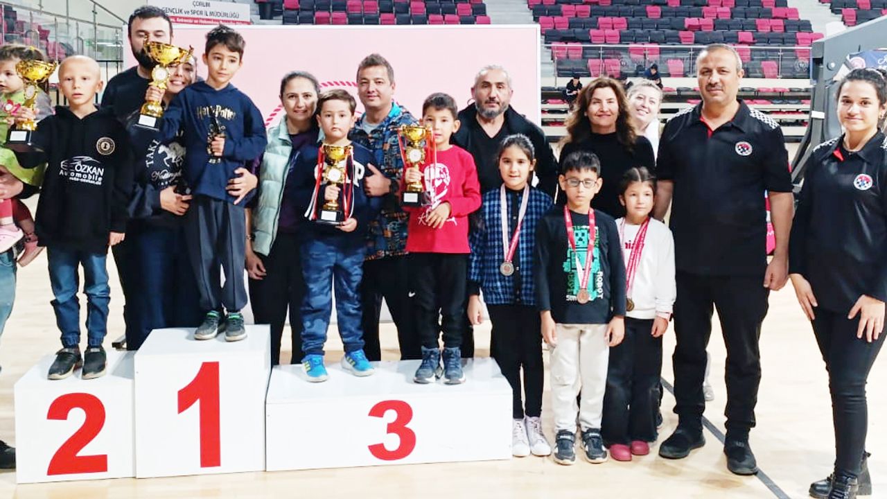 29 Ekim Cumhuriyet Bayramı Satranç Turnuvası'nda şampiyonlar belli oldu