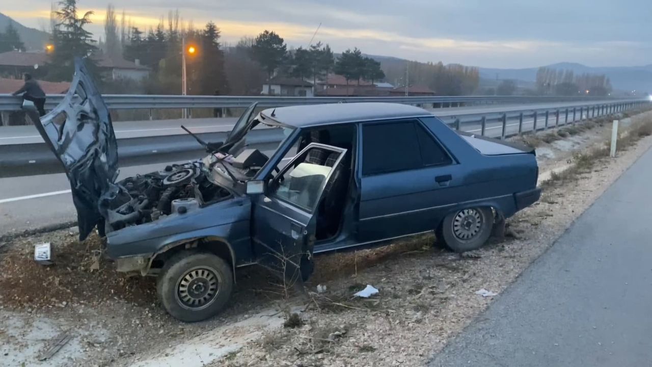 Çorum’da otomobil bariyerlere çarptı  2 yaralı