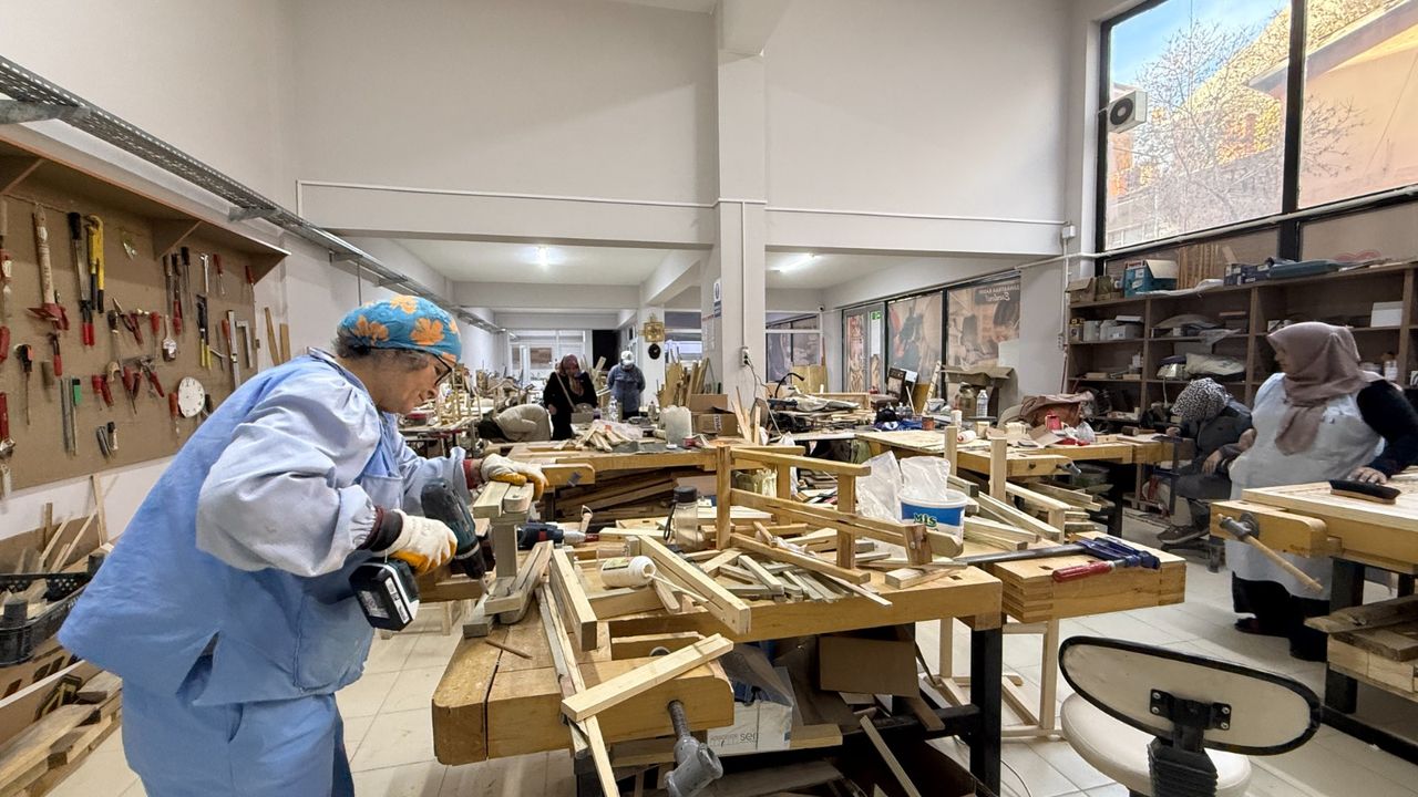 Kadınların eli ahşabı  sanata dönüştürüyor