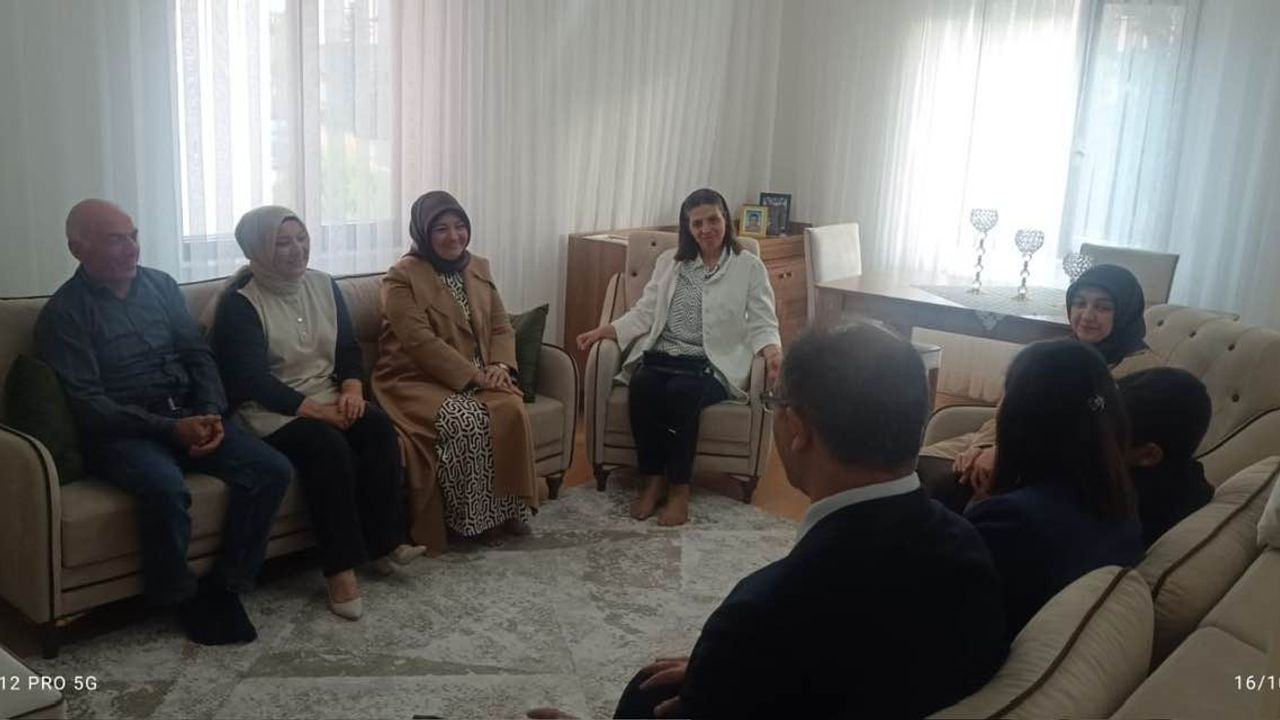 Protokol eşlerinden  “sevgi dolu” ziyaret