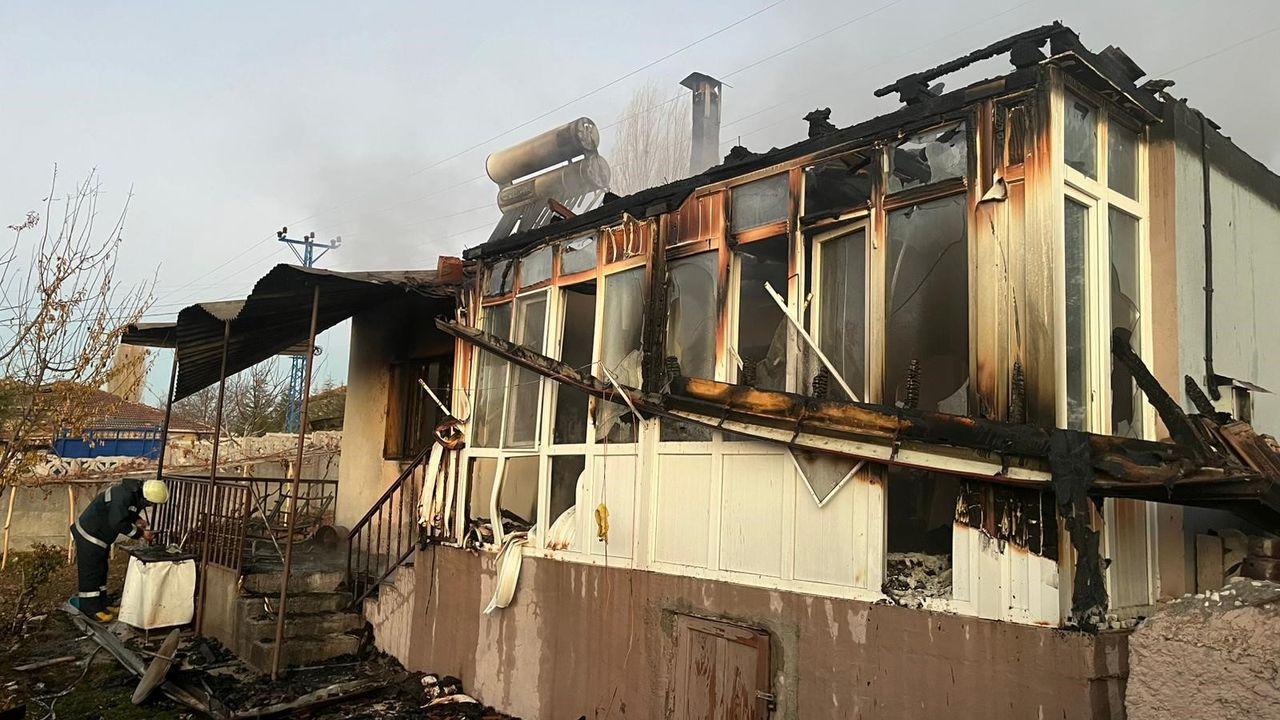 Yangına teslim olan ev  kullanılamaz hale geldi