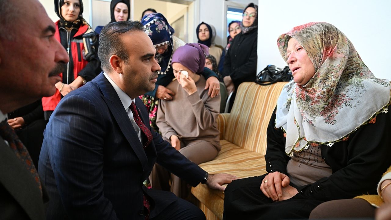 Bakan Kacır'dan şehit ailesine ziyaret