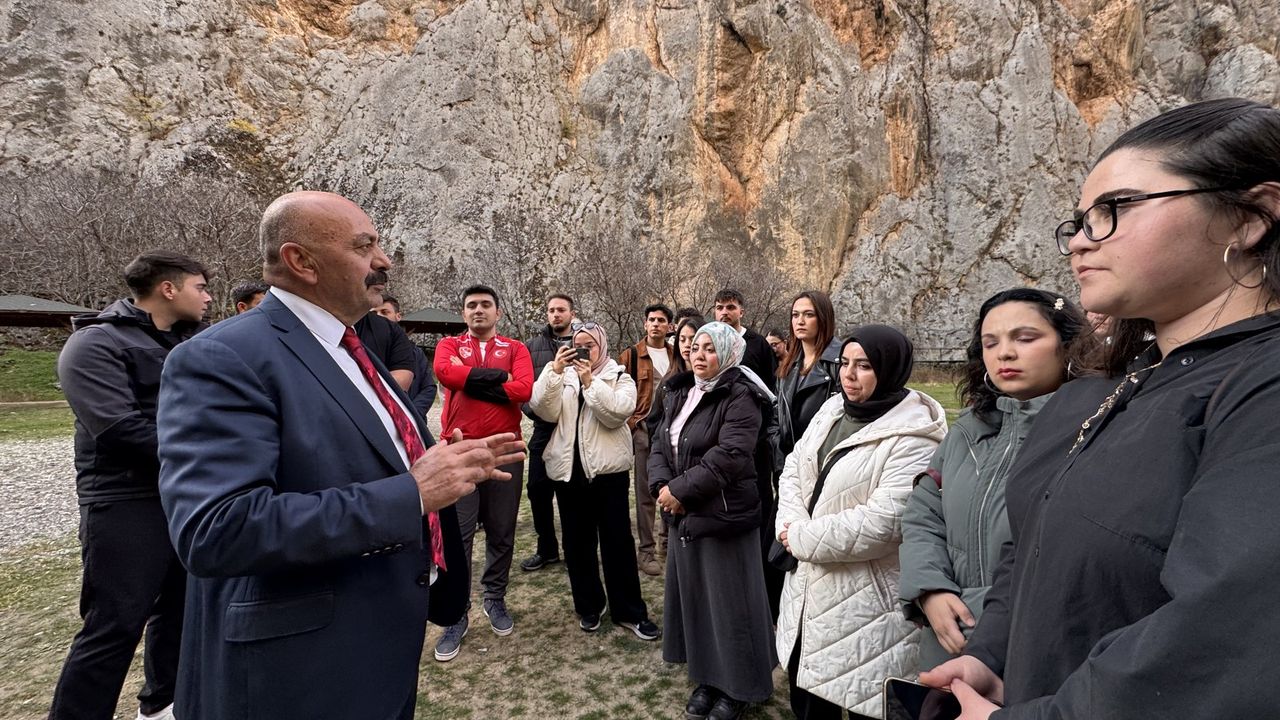 Üniversiteli gençler Ortaköy’ü gezdi