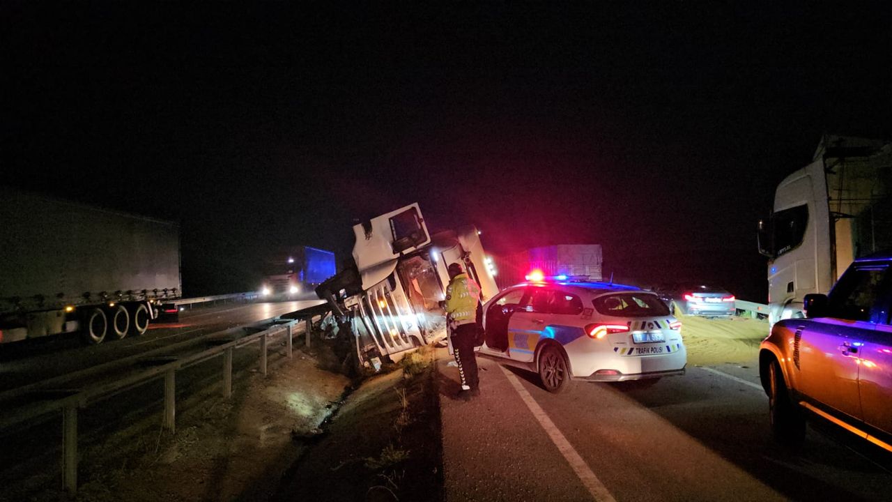 Çorum’da yem yüklü TIR devrildi: 1 yaralı