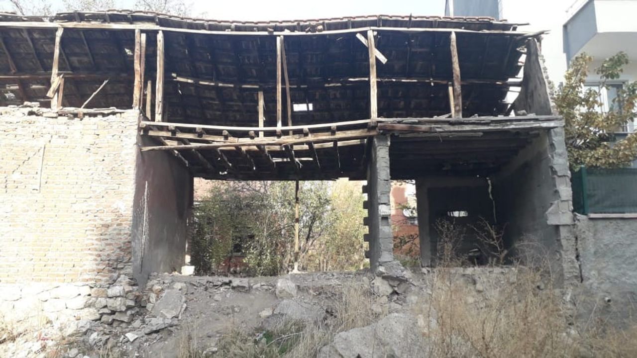 Metruk ev tehlike saçıyor