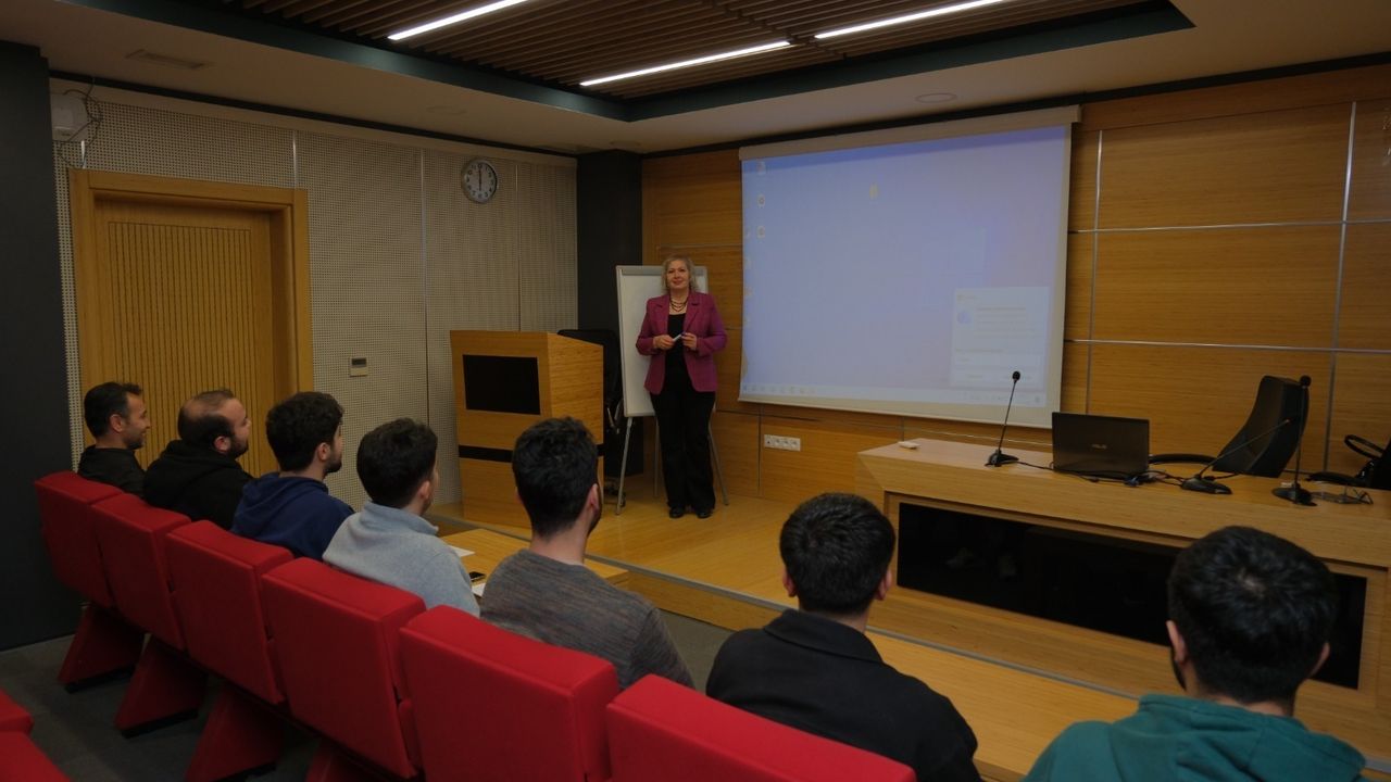 Rektörlük karşılama personeline  etkili iletişim eğitimi